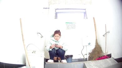 【极品CP魔手外购】经济型集体公寓女厕三机位全景偷拍各种学生和上班族小姐姐熟女方便，意外收获小情侣厕所躺平造爱1